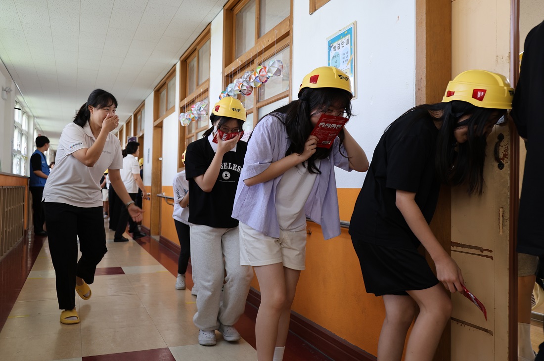 현대건설, 울산·울진 지역 7개 초교 대상 재난안전 CSR 전개 재난 안전 모의 대피훈련 이미지